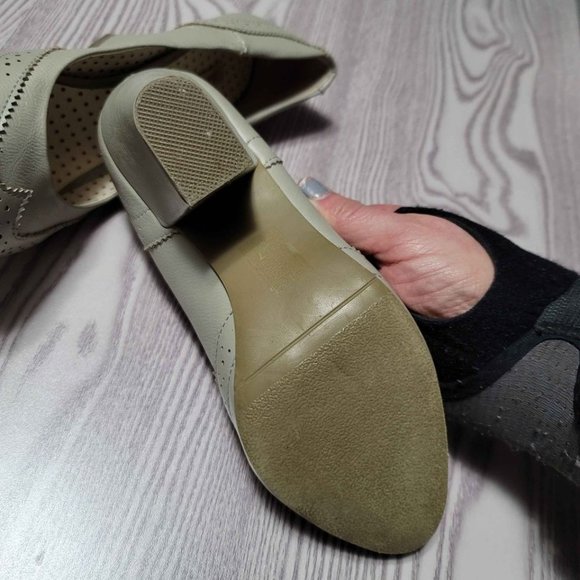 But Another innocent tale Heels - Picture 2 of 8